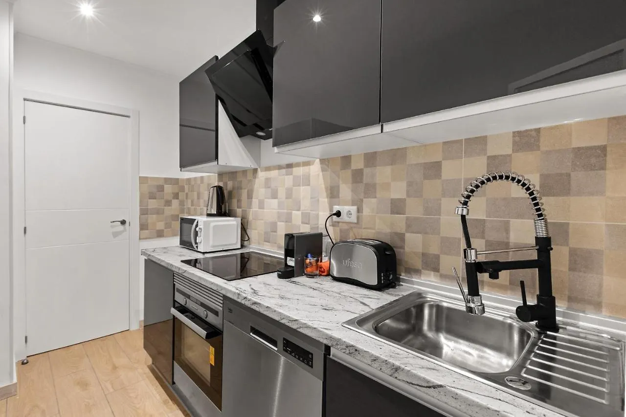 3Br - 2Bh Apartment In The City Center Barcelona
