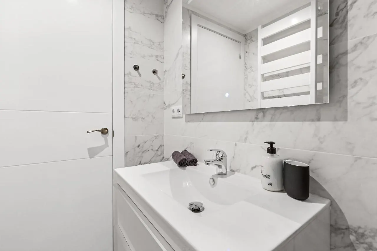 3Br - 2Bh Apartment In The City Center Barcelona