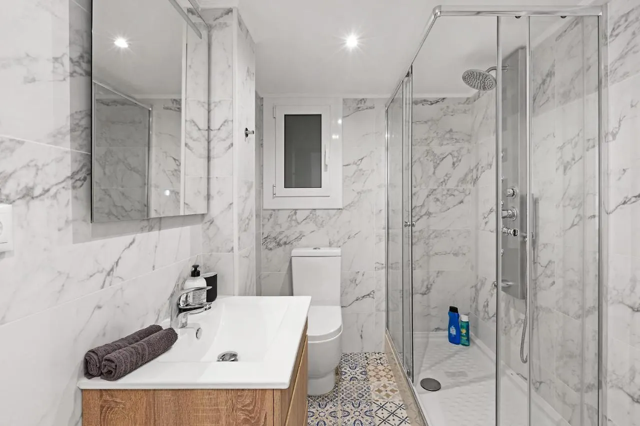 3Br - 2Bh Apartment In The City Center Barcelona 0*,  Spain