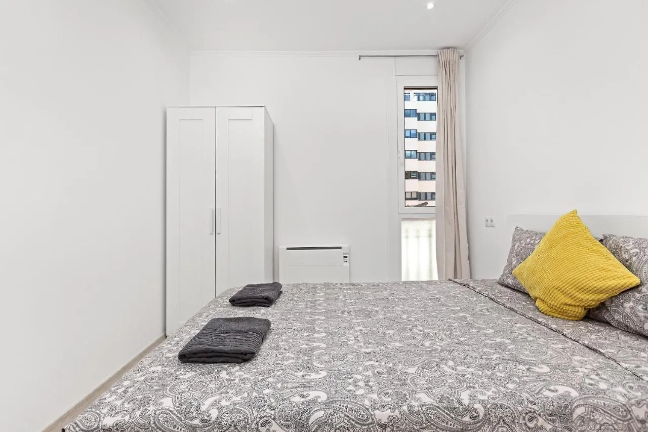 3Br - 2Bh Apartment In The City Center Barcelona